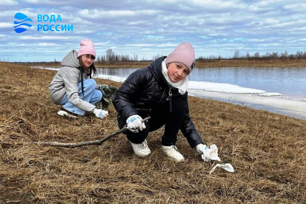В конце апреля 33 волонтера вышли на берега реки Анги.