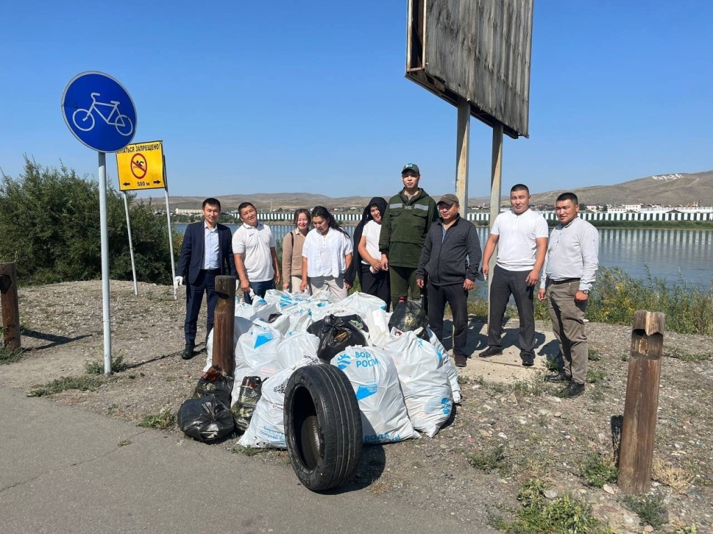 Более 80 мешков мусора собрали на субботниках волонтеры Тывы