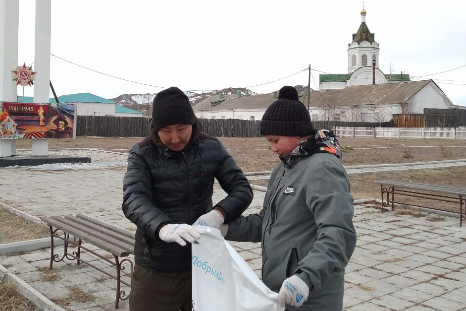 10 мешков мусора вывезли волонтеры Бурятии с берегов Селенги