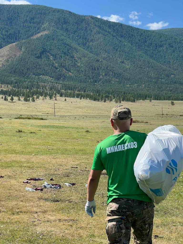 Более 80 мешков мусора собрали на субботниках волонтеры Тывы