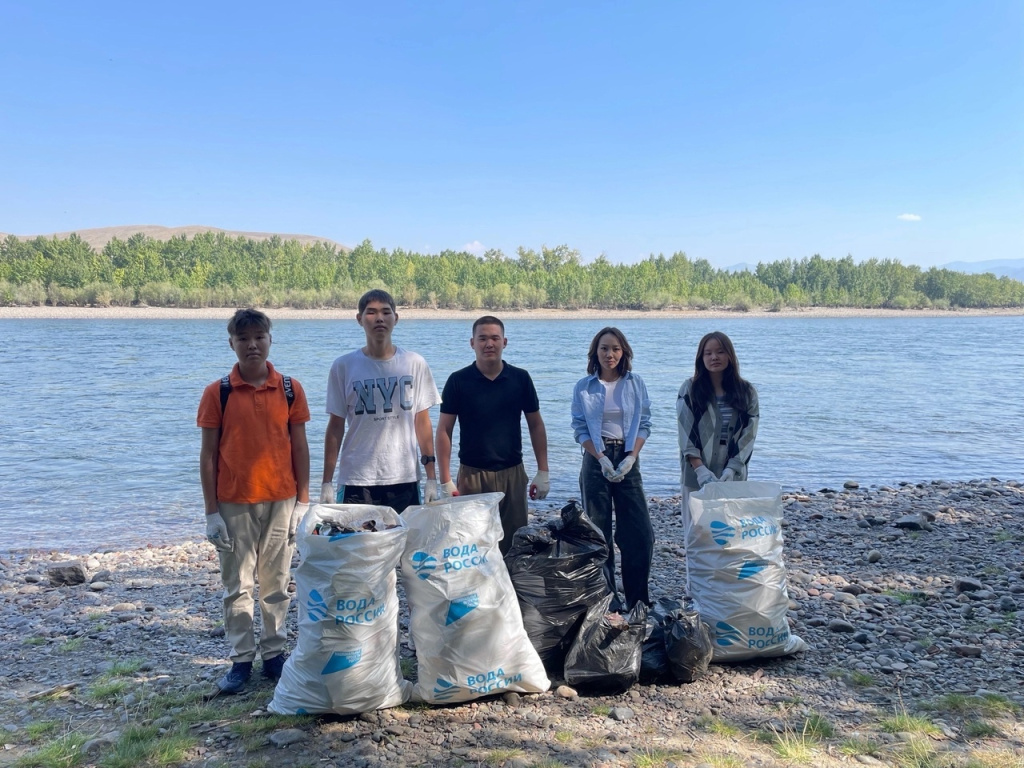 Более 80 мешков мусора собрали на субботниках волонтеры Тывы