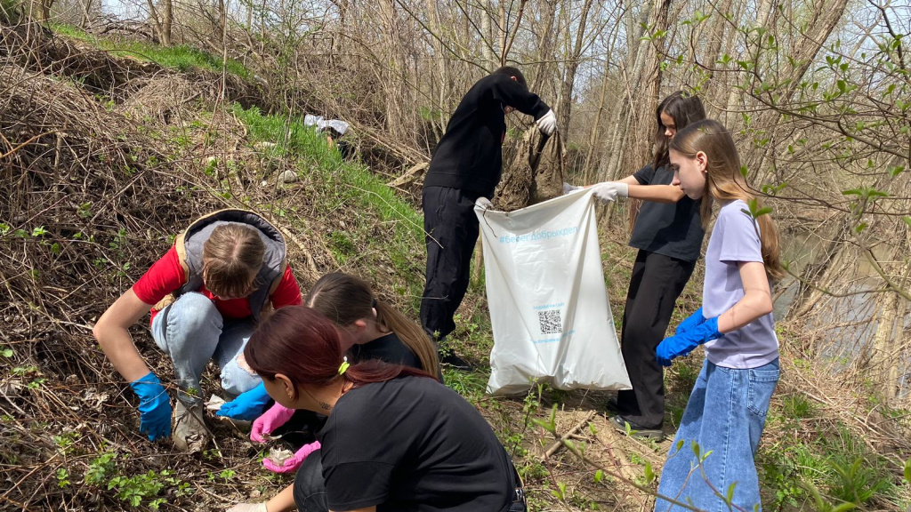 В городе Арсеньеве Приморского края на субботник вышли воспитанники детской цирковой школы