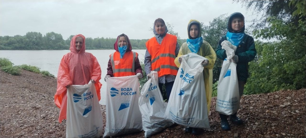 В Башкортостане волонтерский отряд Куйбышевской железной дороги провел субботник на берегах реки Белой