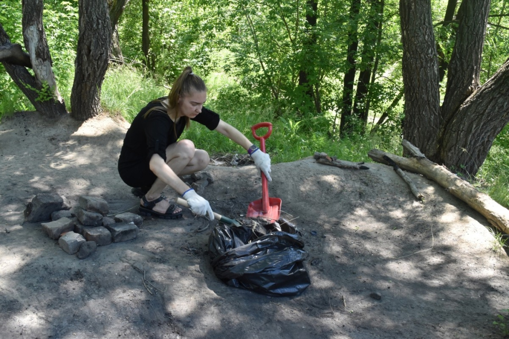 Кресла, бампер и кинескоп: волонтеры Алтая нашли целый склад на берегах Пивоварки