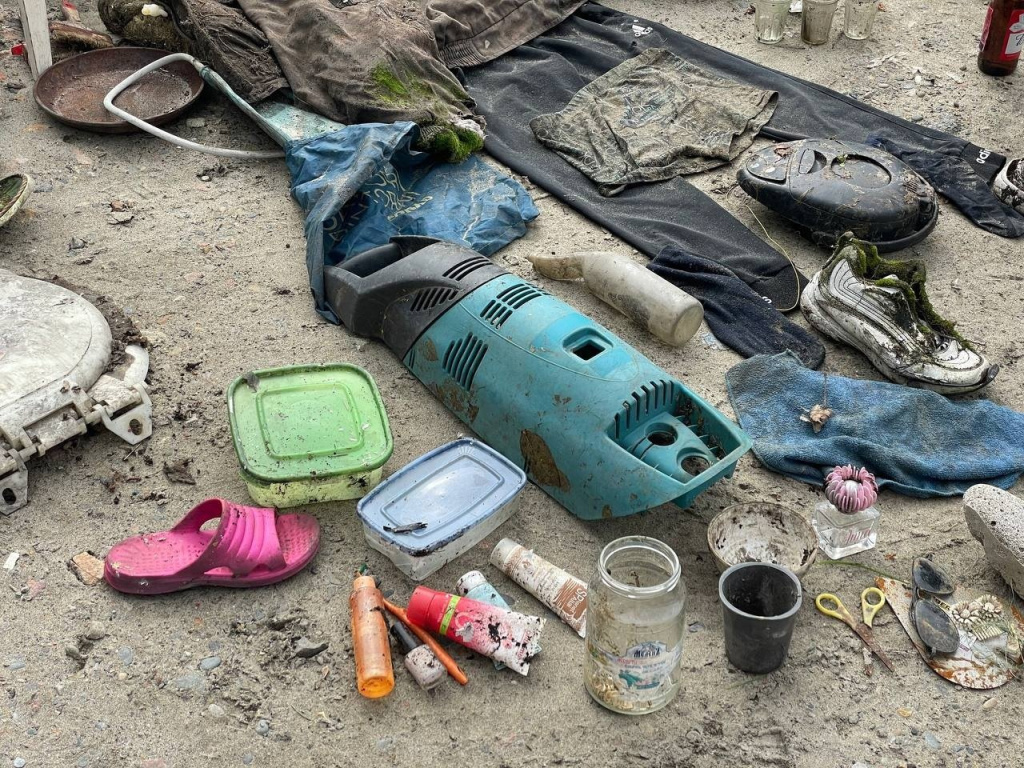 Мебель, обувь и весло: что нашли алтайские волонтеры на берегах Оби