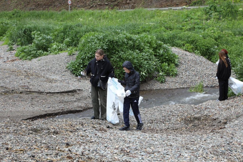 Юные экологи на Сахалине: Как молодежь очищает берега и изучает природу