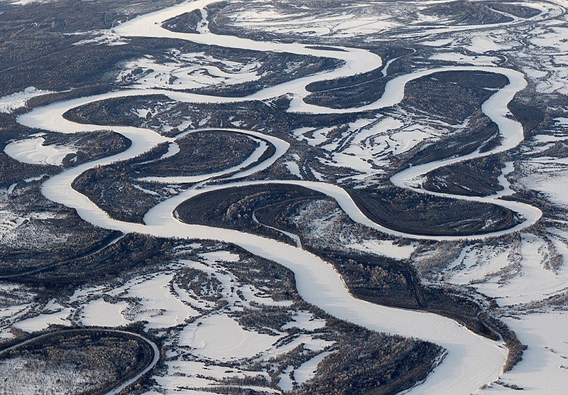 Meanders_of_Kamchatka_river.jpg