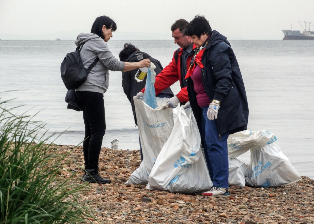 Субботник в рамках акции «Вода России» организовали сотрудники Приморской государственной картинной галереи.