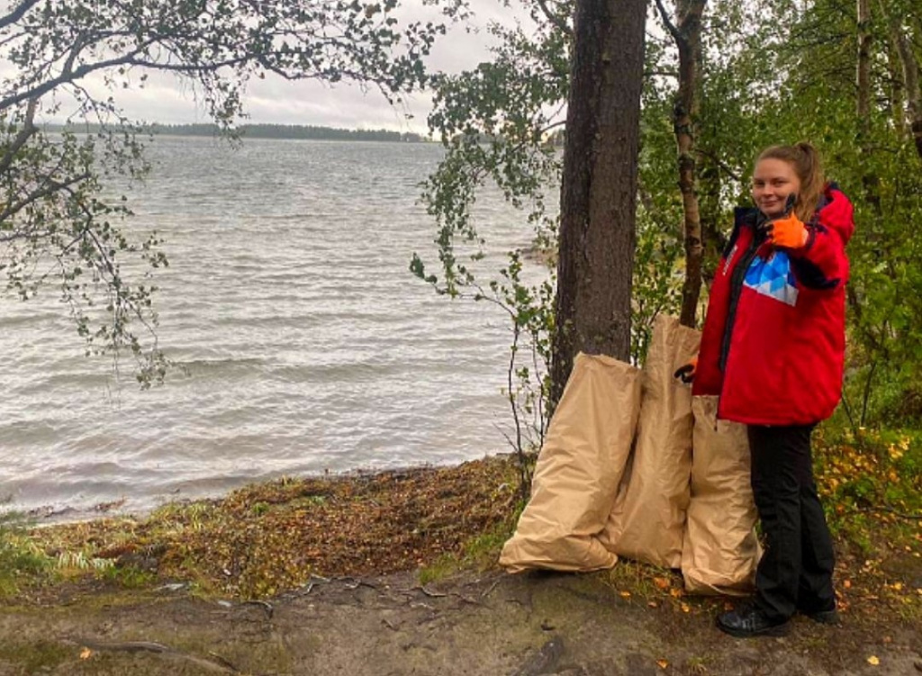 Инженер-химик АЭС Кристина Антонова провела одиночный субботник в местечке Песчаный ручей на берегу Белого моря.