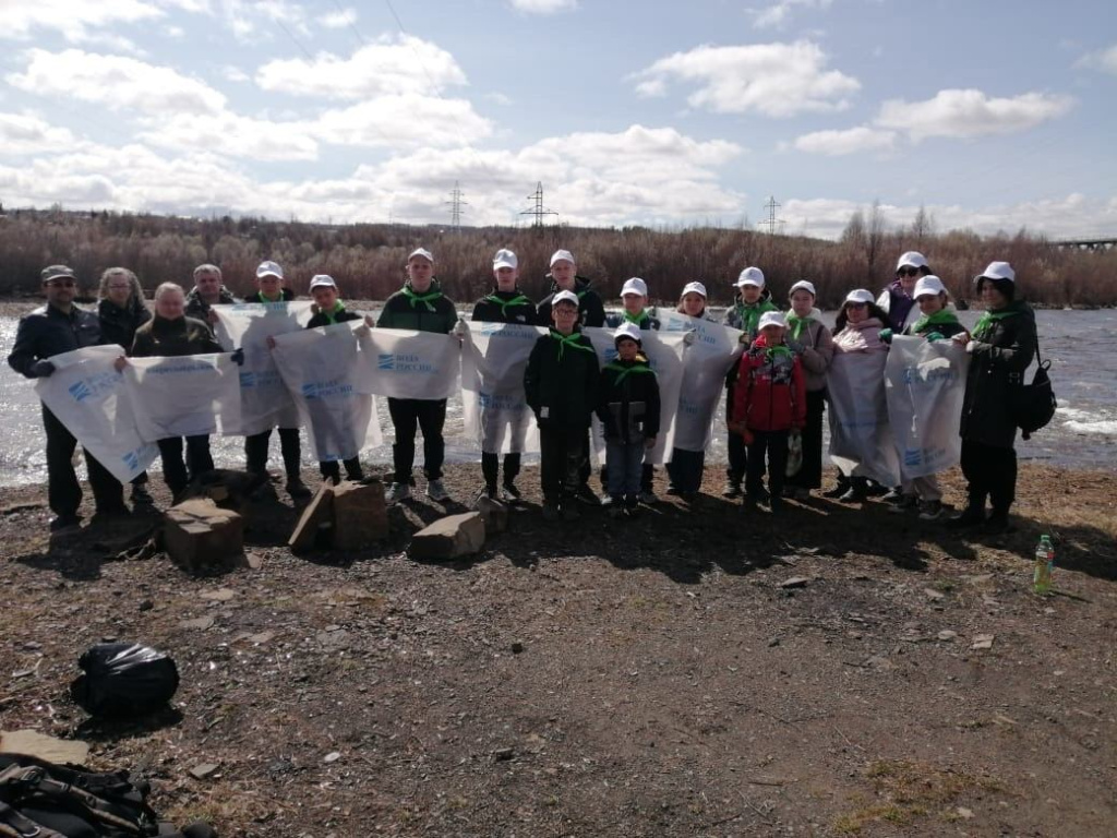 Юные экологи поселка Чульман очистили от мусора 700 метров одноименной реки