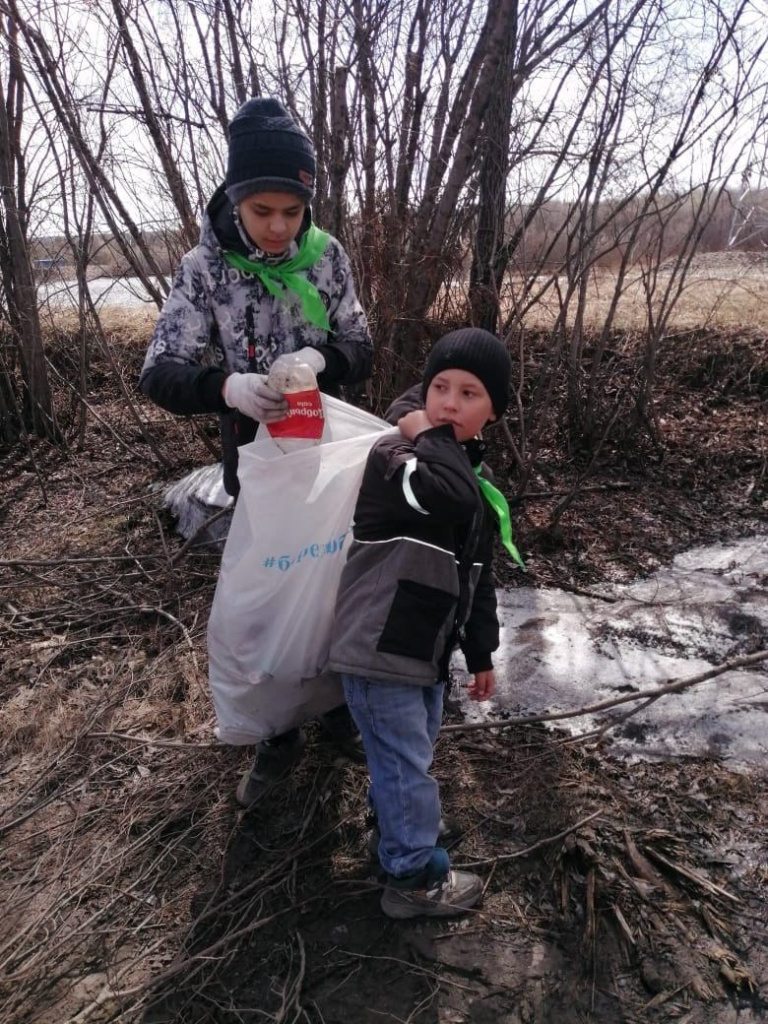 Юные экологи поселка Чульман очистили от мусора 700 метров одноименной реки