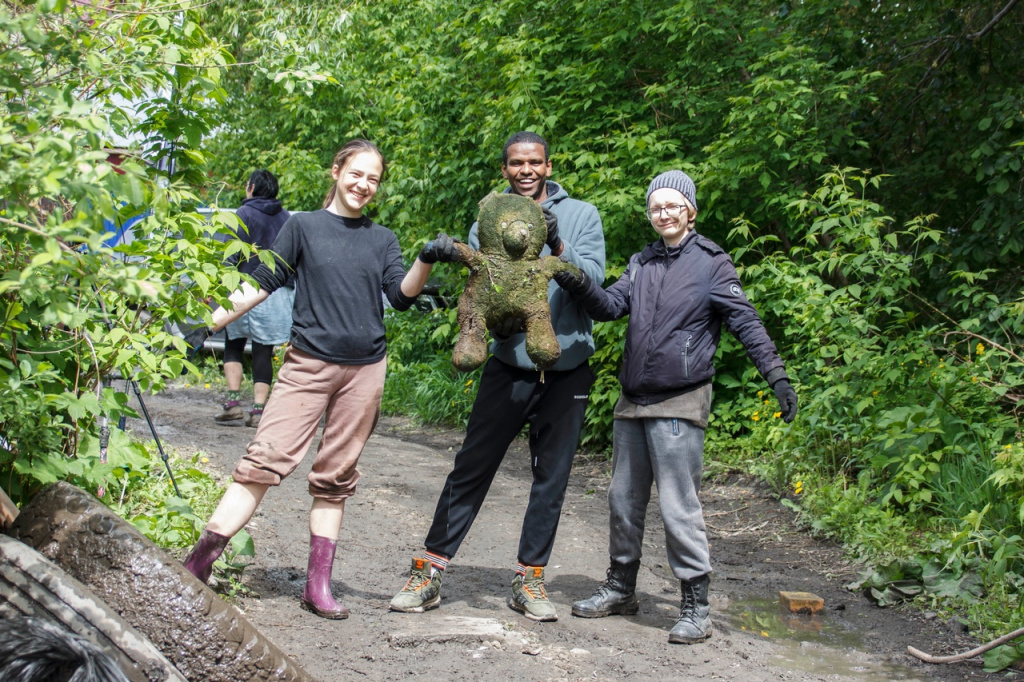 Новый самокат извлекли из воды алтайские волонтеры
