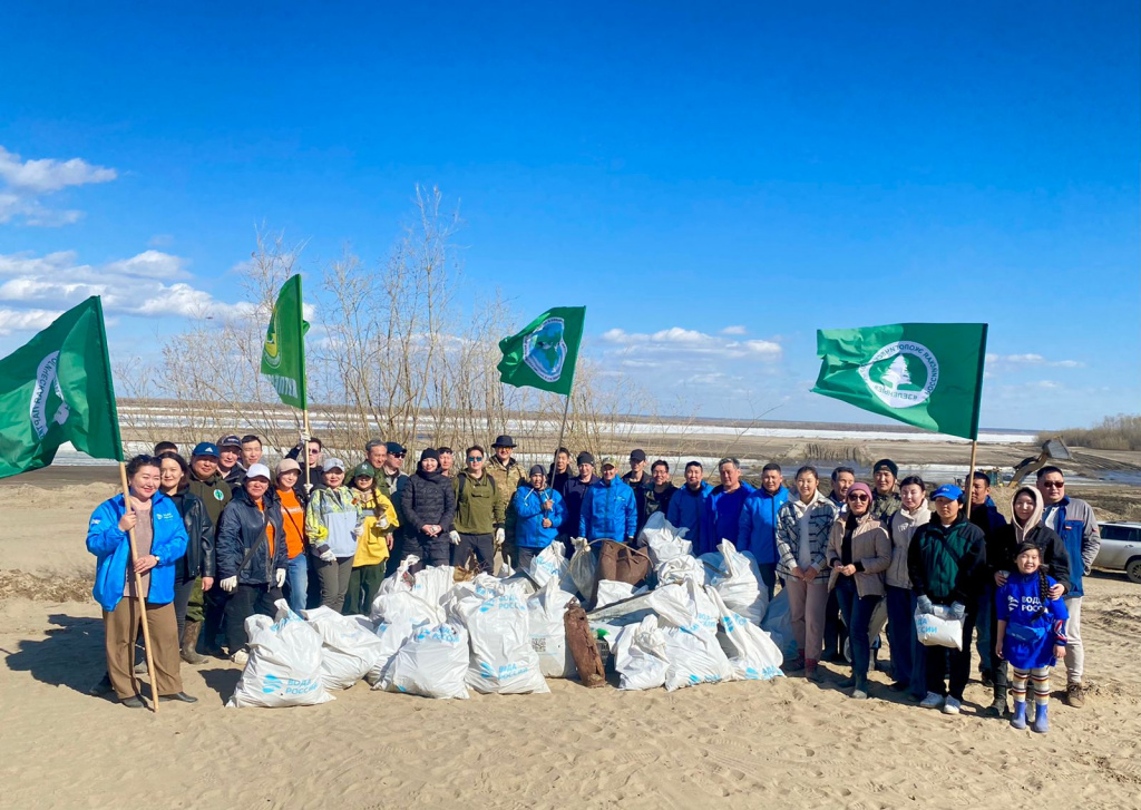 Субботник с эколятами.jpeg