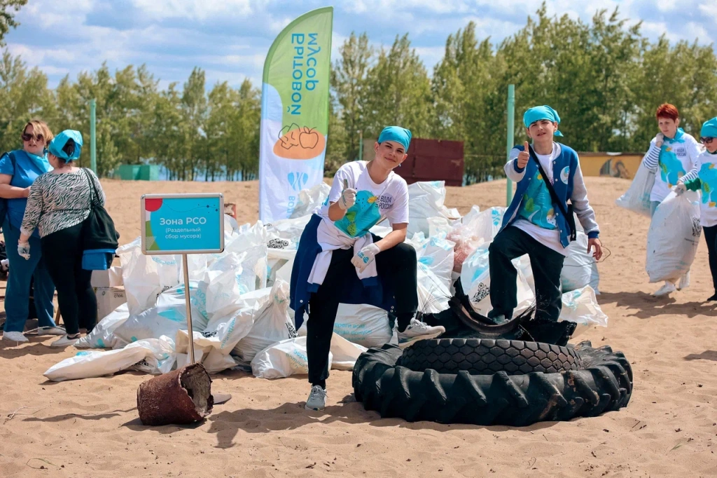 Амбассадор акции «Вода России» Юлия Михалкова помогла саратовцам подготовить городской пляж к новому сезону