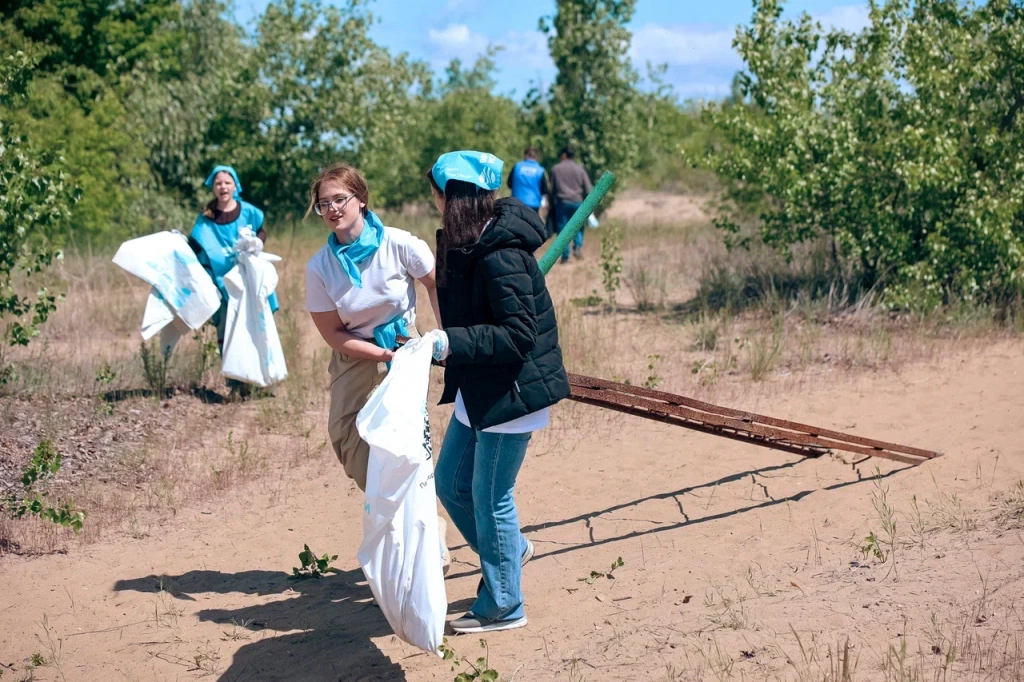 Амбассадор акции «Вода России» Юлия Михалкова помогла саратовцам подготовить городской пляж к новому сезону 