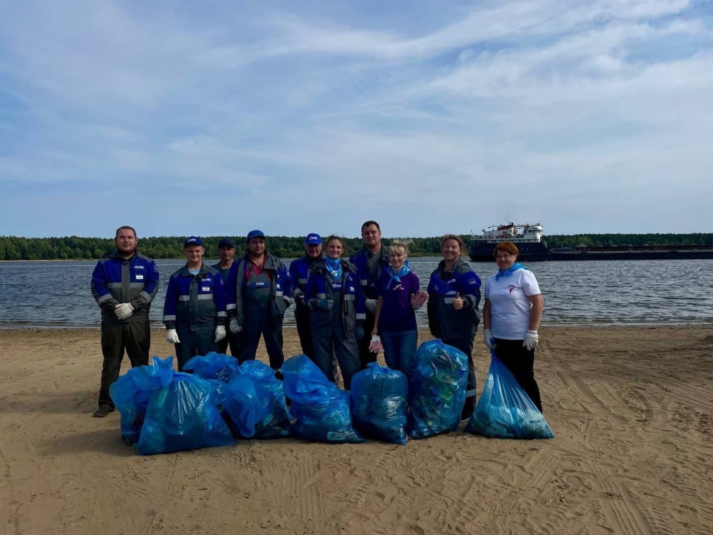 Берега Волги очистили от бытового хлама сотрудники Мышкинского ЛПУМГ.