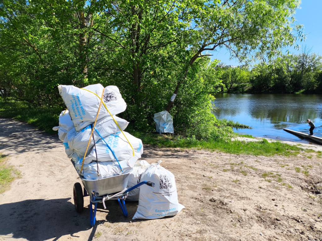 Вдоль нескольких тропинок разместили мешки «Вода России», куда бросают мусор.