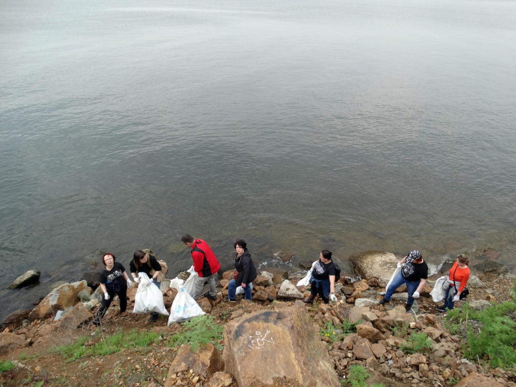 Субботник в рамках акции «Вода России» организовали сотрудники Приморской государственной картинной галереи.