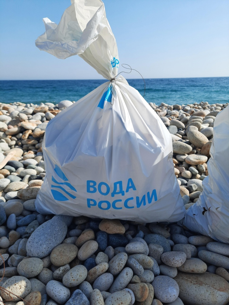 Учащиеся школы № 7 г. Дальнегорска привели в порядок километр береговой линии залива Опричник Японского моря. Учащиеся школы № 7 г. Дальнегорска привели в порядок километр береговой линии залива Опричник Японского моря.