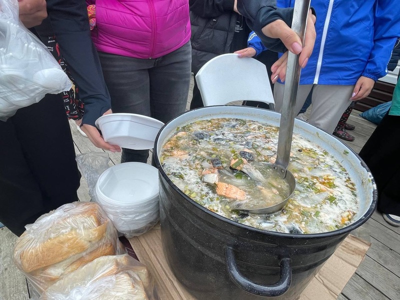 Сотрудники кафе «Амур» сварили для уставших волонтеров вкусную уху из красной рыбы! Сахалин уха.jpeg