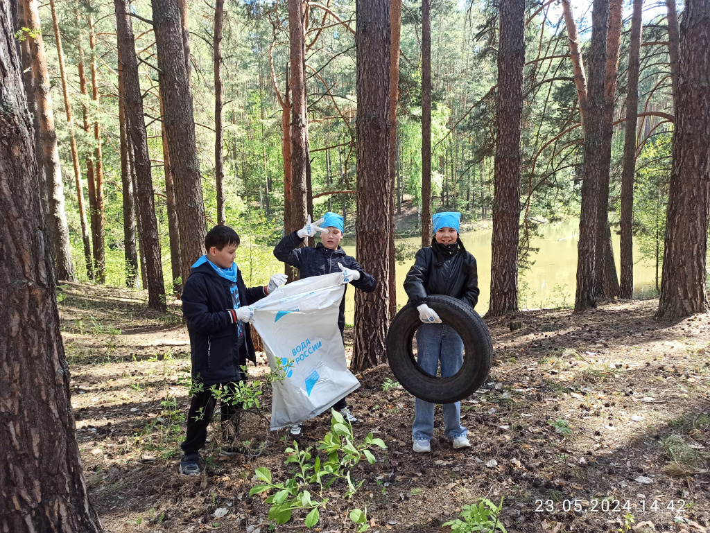 9 мешков мусора и автомобильную покрышку вывезли с берегов оз. Полуденка юные жители г. Нефтекамска.