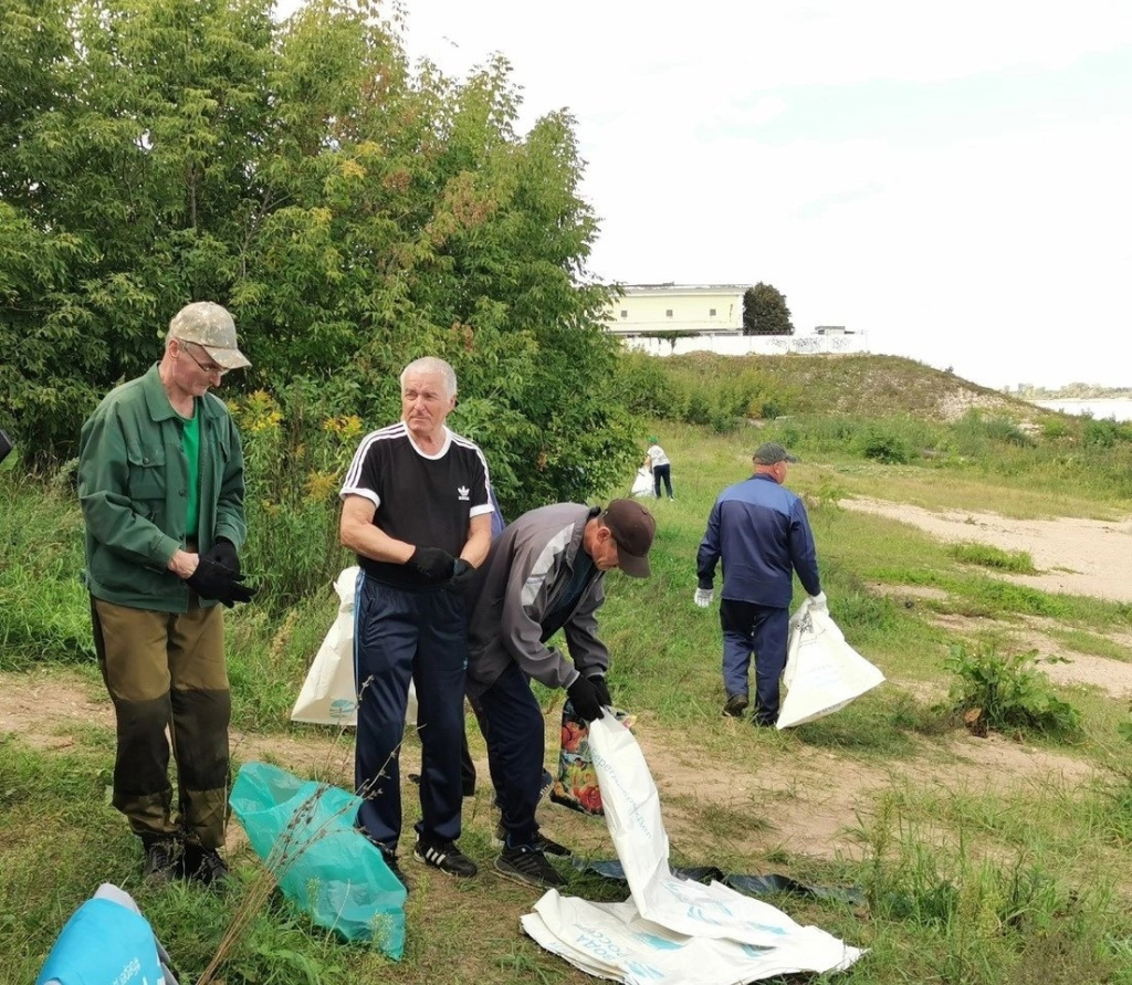 25 волонтеров вышли на уборку берегов Волги в Балахне Нижегородской области.
