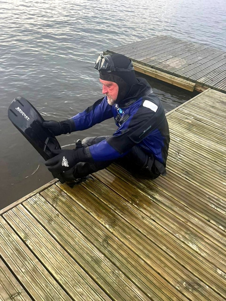 Несколько мешков мусора подняли со дна Пинозера дайверы из клуба подводного плавания «Гандвик» персонала АЭС.