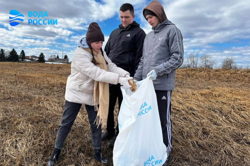 В конце апреля 33 волонтера вышли на берега реки Анги.
