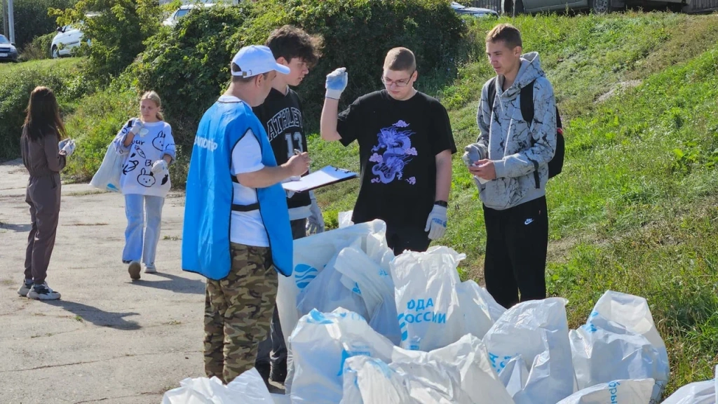 Участники Всероссийской акции «Вода России» в Ульяновске очистили берег Волги по системе гринворкаут