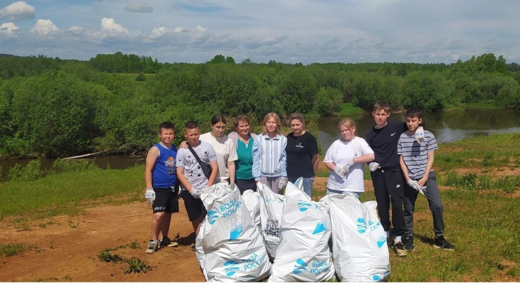 В Пермском крае учителя и учащиеся Евгинской и Корчевнинской школ вместе с работниками местных клубов и неравнодушными жителями поселений очистили от мусора 1,5 км берега реки Егва