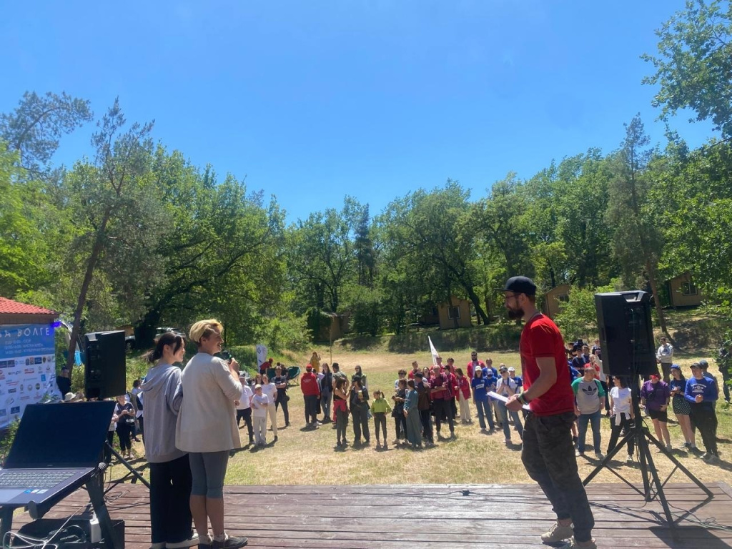 В Волгоградской области волонтеры совместили субботник с семейным праздником
