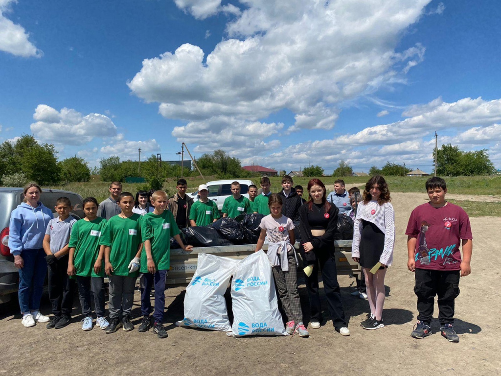 В Ростовской области местные экоактивисты очистили берег Манычского канала.