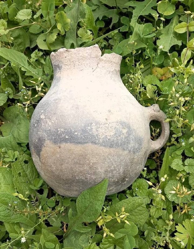 Древний глиняный кувшин