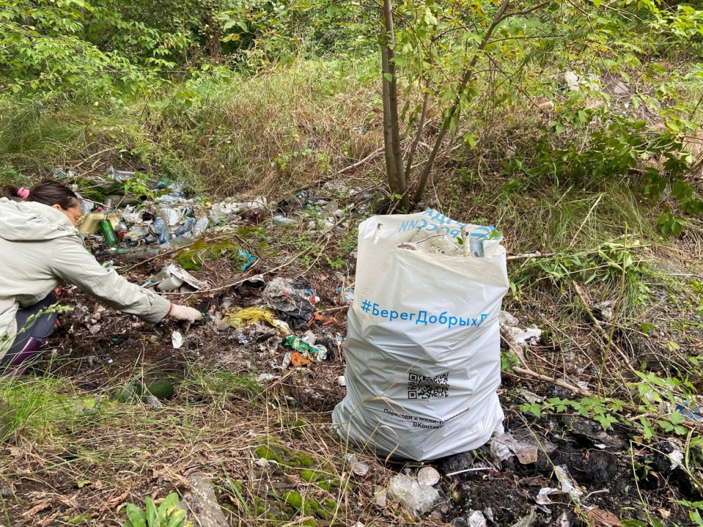 Мебель, обувь и весло: что нашли алтайские волонтеры на берегах Оби