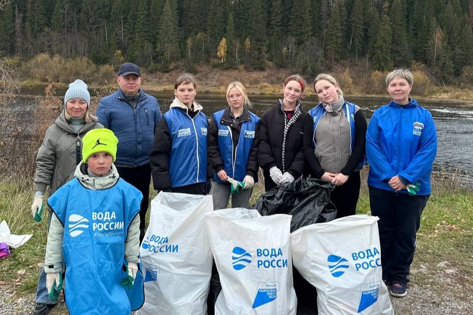 Участники акции «Вода России» очистили берега реки Яйва 