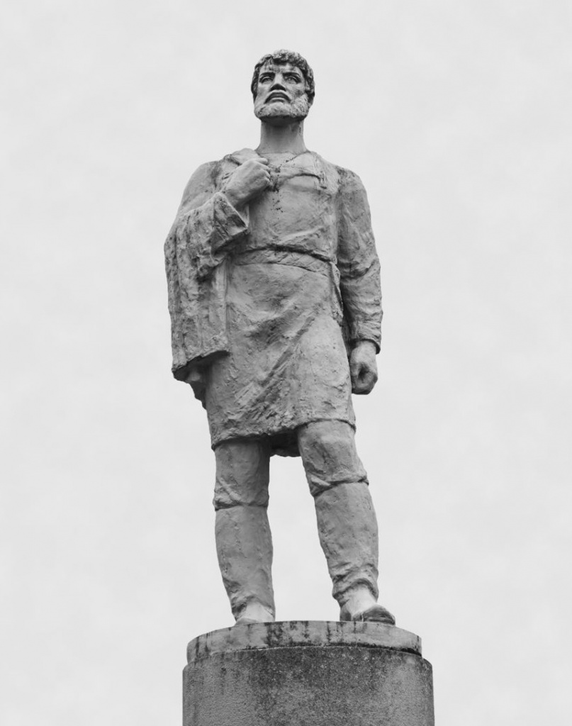 Памятник Семену Дежневу Памятник Семену Дежневу.jpg