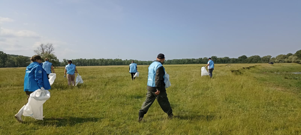 А в Башкирии 10 волонтеров наводили порядок на берегах главнейшей водной артерии степной республики – реки Белой.