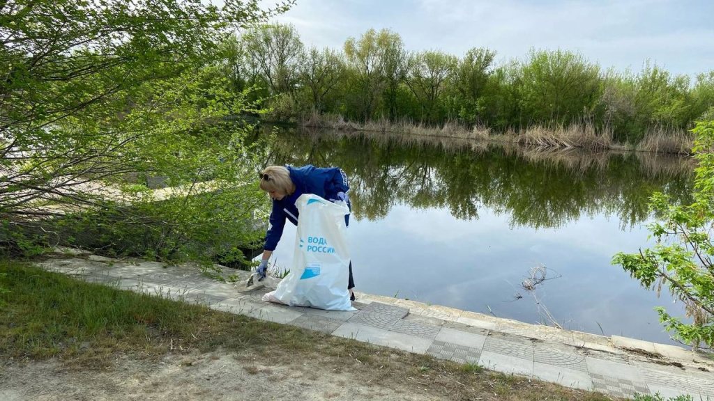В Ростовской области сотрудники Быстрогорского ДК очистили от мусора пляж на берегу реки Быстрой. В Ростовской области сотрудники Быстрогорского ДК очистили от мусора пляж на берегу реки Быстрой.