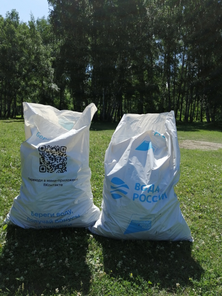 Небольшие субботники прошли на берегах Катуни в Республике Алтай на территории Катунского биосферного заповедника.