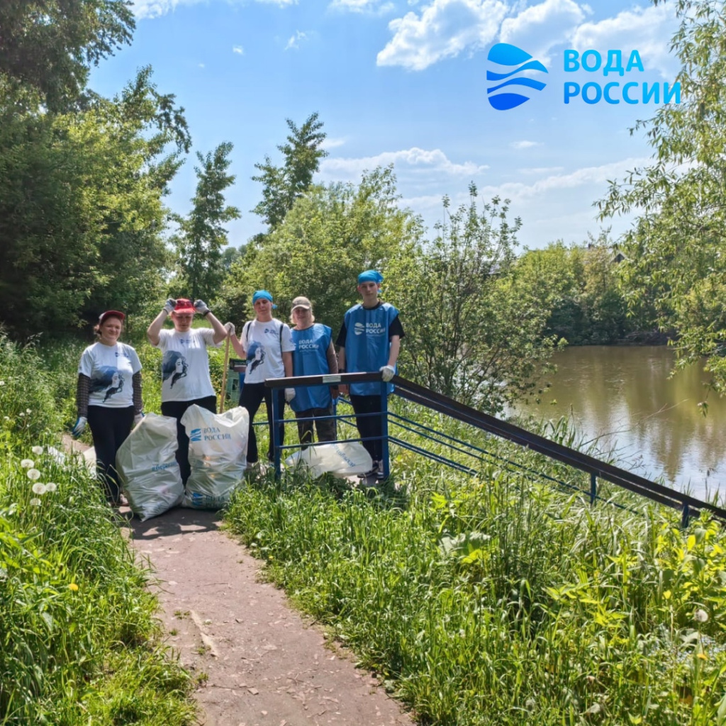 21 волонтер участвовал в субботнике на берегах Университетского озера в Томске.