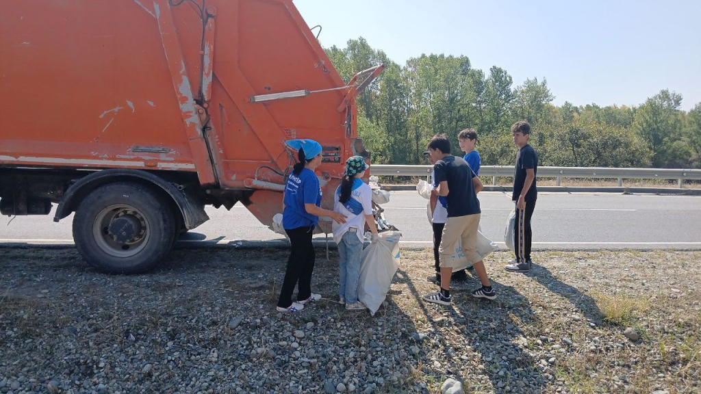 Юные волонтеры Карачаево-Черкесии очистили берег реки и спасли котенка