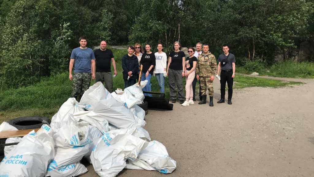 В Мурманской области местные экоактивисты очистили берега Глубокого озера. В Мурманской области местные экоактивисты очистили берега Глубокого озера.