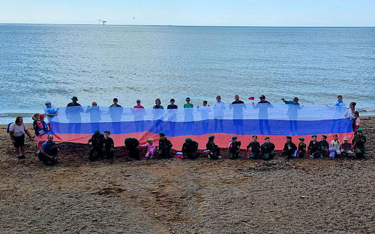 На Сахалине экоактивисты «Воды России» растянули на берегу гигантский триколор