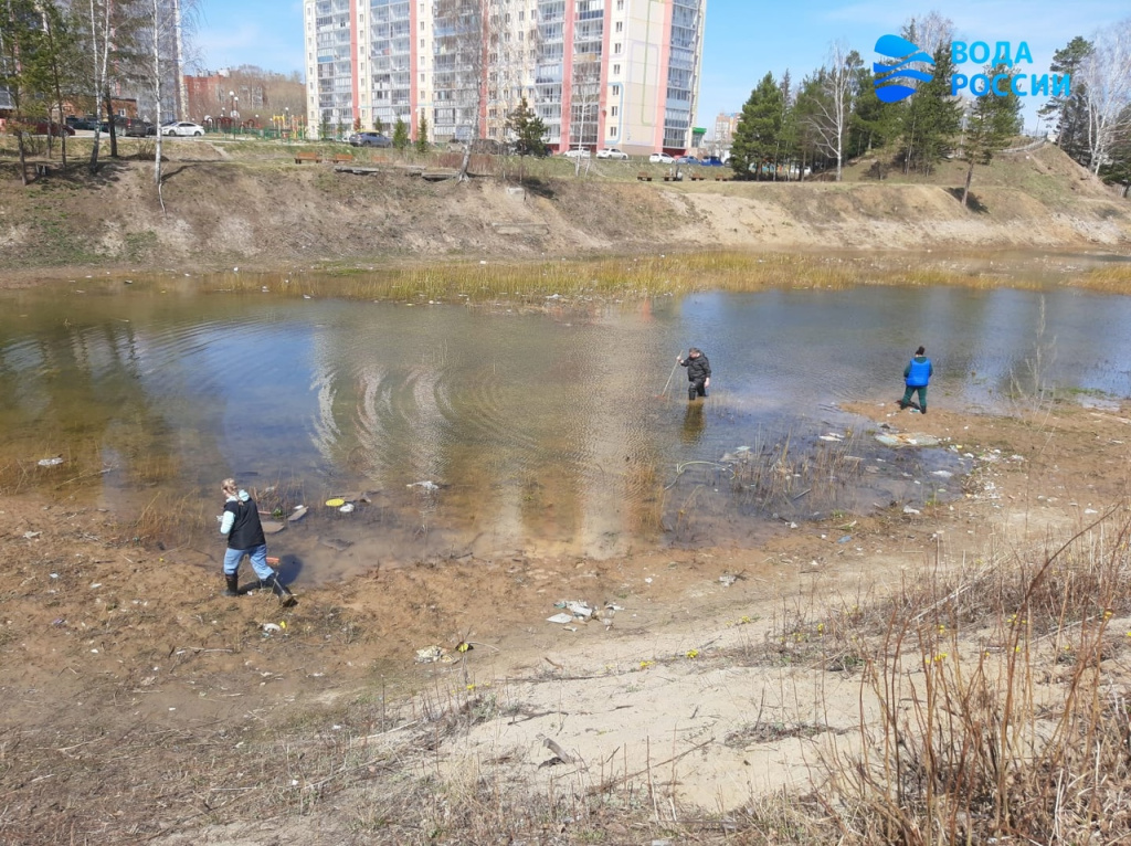 30 человек вышли на субботник в г. Северске Томской области.