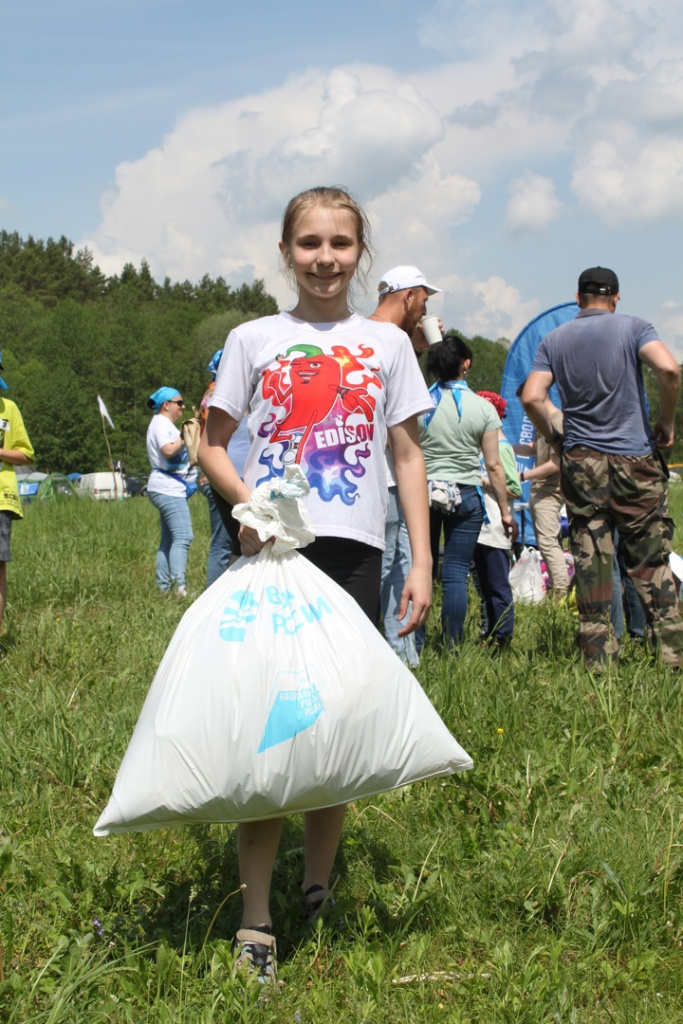 50 человек убирали берега реки Желови на территории природного парка «Сосновые леса на дюнах» в Перемышльском районе