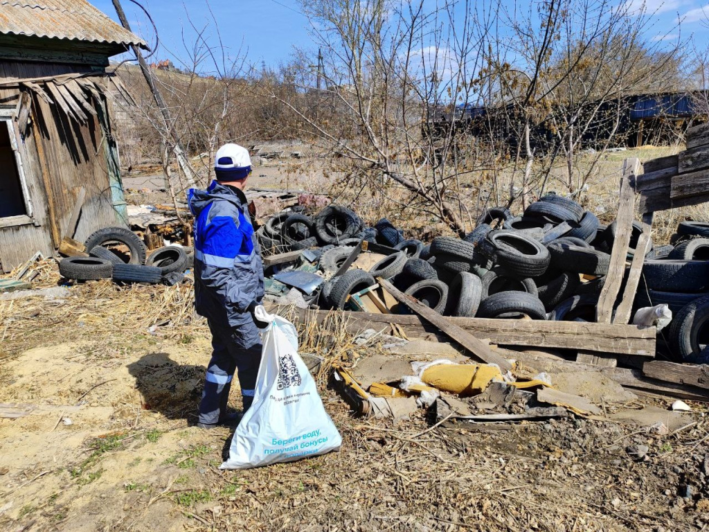 в Красноярском крае корпоративные волонтеры из «Газпром недра» очистили от мусора берег реки Кача