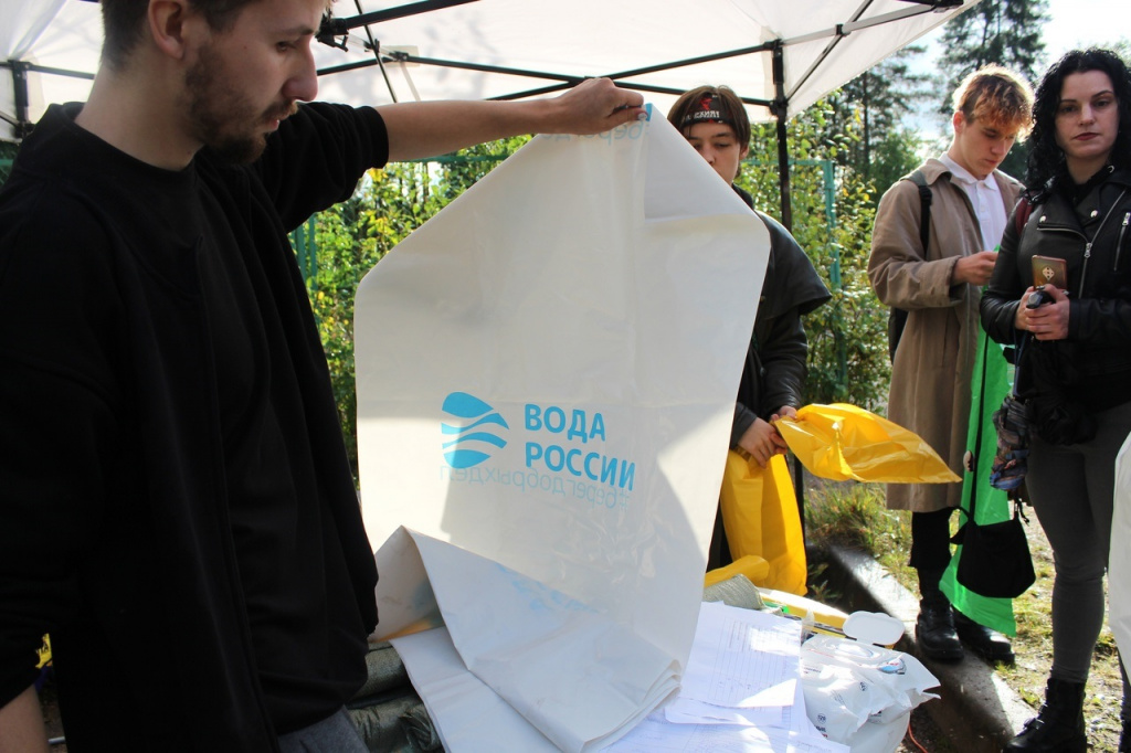 21 09 волонтеры СПБ с нашем мерчем111.jpg