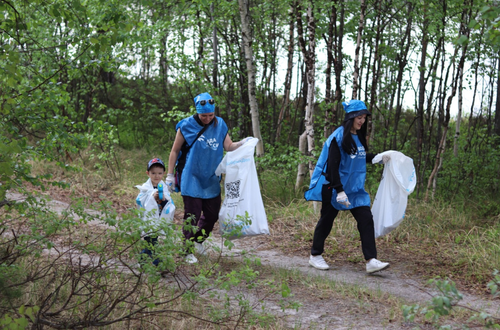 30 волонтеров – воспитанников центра добровольчества и патриотического воспитания «Кадет» вывезли 30 мешков мусора с берегов озера Тягамальто.