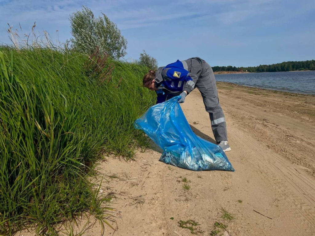 Берега Волги очистили от бытового хлама сотрудники Мышкинского ЛПУМГ.