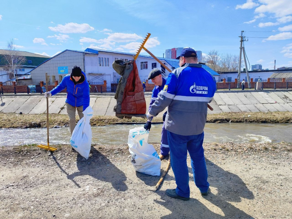 В Красноярском крае корпоративные волонтеры из «Газпром недра» очистили от мусора берег реки Кача
